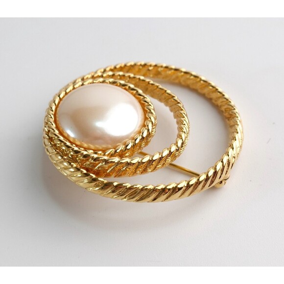 VTG Monet Brooch Gold Tone Circular with Faux Pearl Pin - Picture 3 of 9